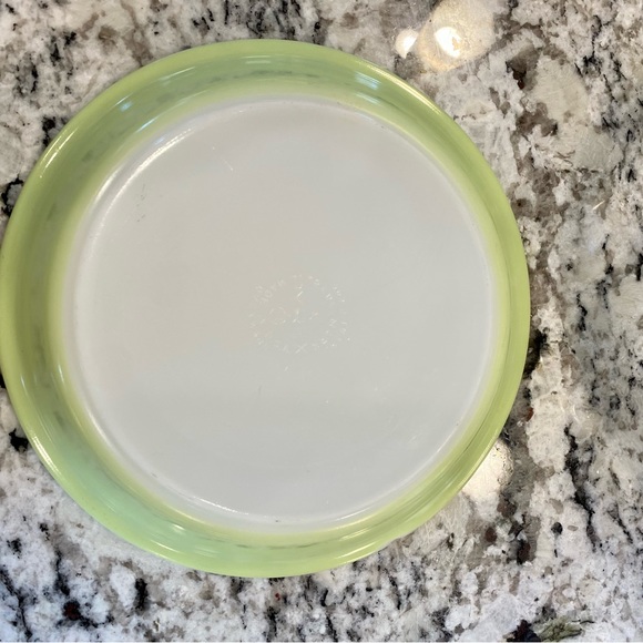 9 inch PYREX lime green pie plate - Picture 3 of 3